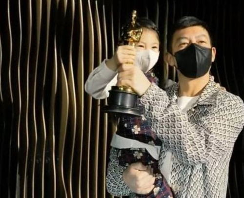 陈冠希晒与4岁女儿合照,女儿吐舌头表情搞怪,眉毛上扬神似父亲