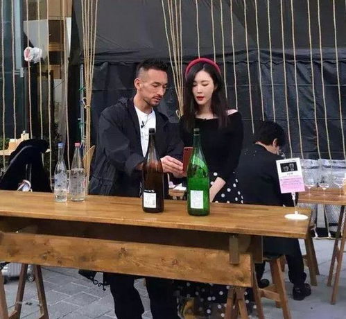 王石娇妻带女儿现身,化浓妆掩饰衰老,偶遇的真人素颜上了年纪