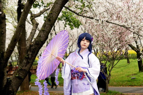 环境人像樱花园里的动漫美女