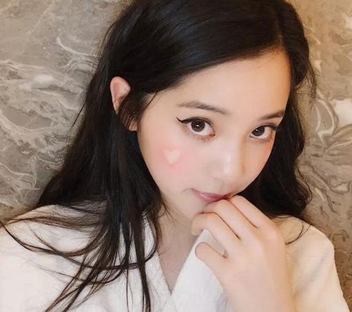 塌鼻子五官扁平的欧阳娜娜,怎么变得白甜美
