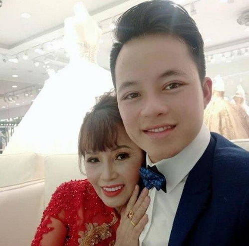 相差35岁的奶孙恋老妇为了丈夫多次整容,只因想两人能相配