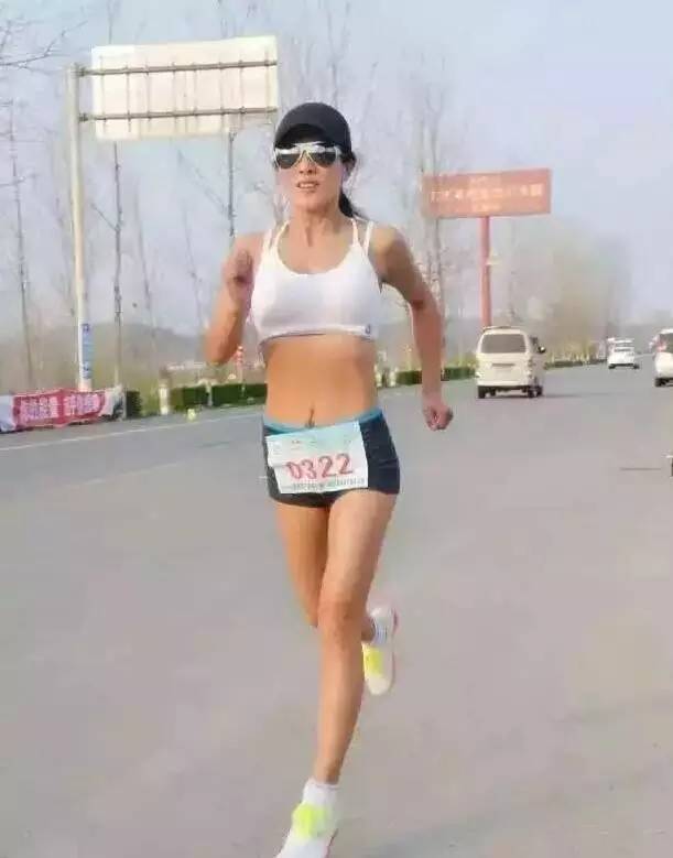 河南50岁阿姨健身20年,身材如18岁少女