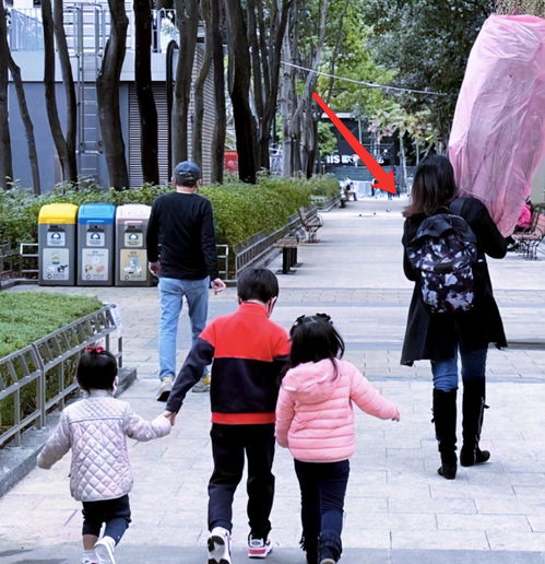 霍启刚郭晶晶现身小餐馆,甜蜜合影一脸夫妻相