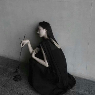 女生头像真人霸气黑色奈何桥上忽悠鬼