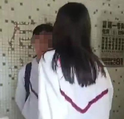 15岁女生被狂扇耳光不反抗,学校却称是好朋友打闹,原因值得深究