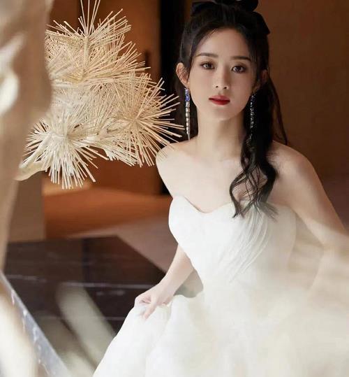 赵丽颖生图引热议,圆脸大眼可爱又少女,穿白色长裙化身气质名媛