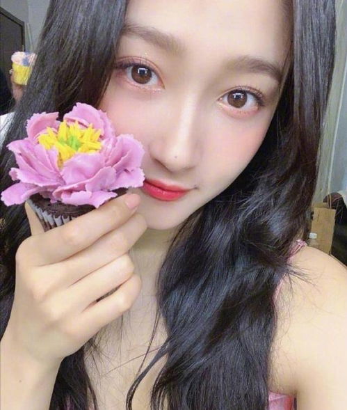 关晓彤太拼了,为了减肥蛋糕只拍不吃,无奈平板身材抢镜