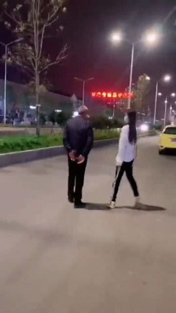 小姐姐在大爷面前跳舞,大爷的表情让人爆笑不止