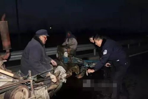 超暖日照一70多岁老人驾驶拖拉发生侧翻,民警协力相救