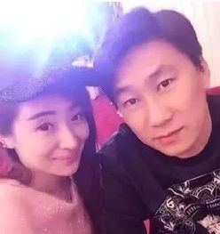 赵本山弟子出轨,被妻子拉横幅讨说法,妻子控诉其出轨还欠娘家62万