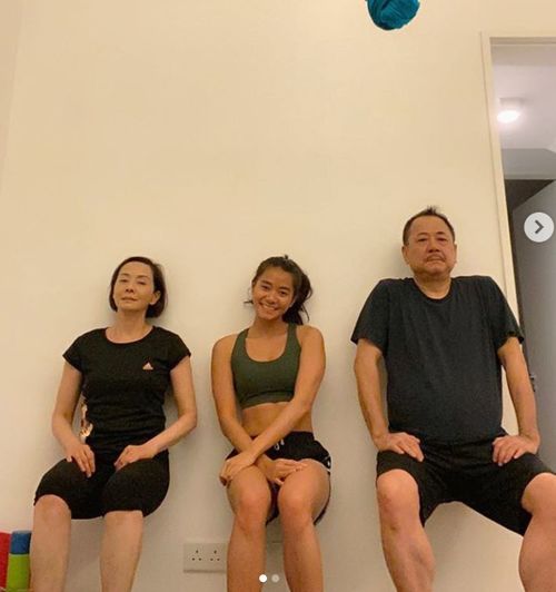 60岁毛舜筠与老公开游艇出海,冻龄影后大秀美腿尽显好身材