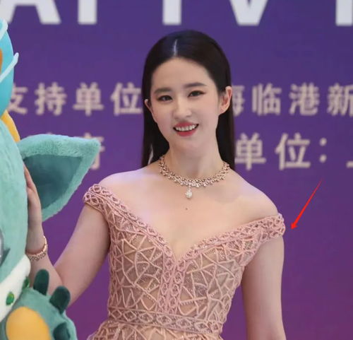 白玉兰奖红毯生图来了40岁唐嫣太瘦,刘亦菲粉裙显胖牙龈抢镜