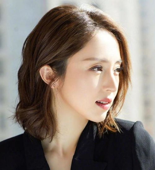 3040岁的女人放弃黑长直吧,今年流行这4款发型,减龄又有气质