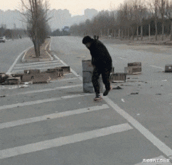 天气这么热,女孩子可别穿汉服出门了...这就是不听劝的后果