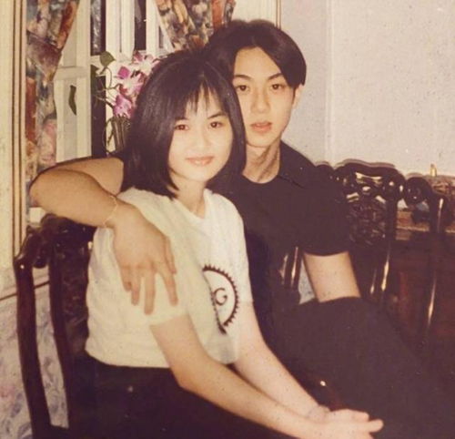 吴尊背后女人正脸公开,04年已领证,妻子颜值不输女明星