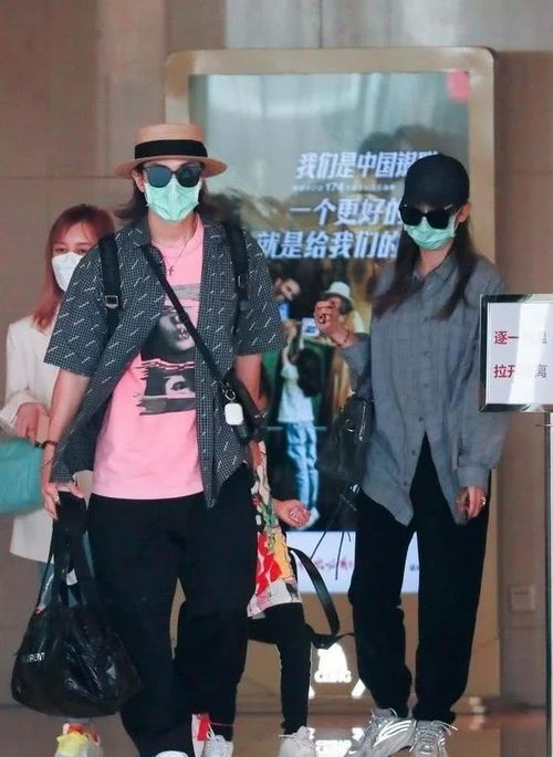 戚薇女儿五岁就染头发和妈妈同款挎包姿势,从小就是时髦精