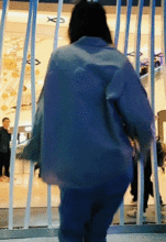 搞笑gif趣图不是女汉子也可以搬砖,能力看起来一点都不差