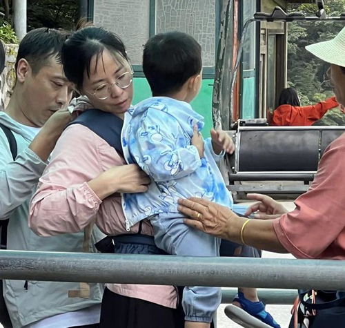 暑假的热门景点里,挤满了想不开的中年人