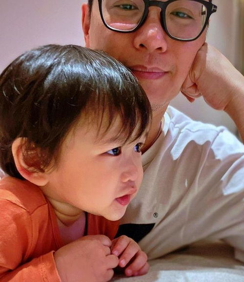 李乘德带儿子打电动,玩得比小孩还兴奋,奕霆被迫营业呆萌好笑