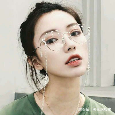 长期缺爱的女人,身上通常会出现这三种表现,根本掩饰不了
