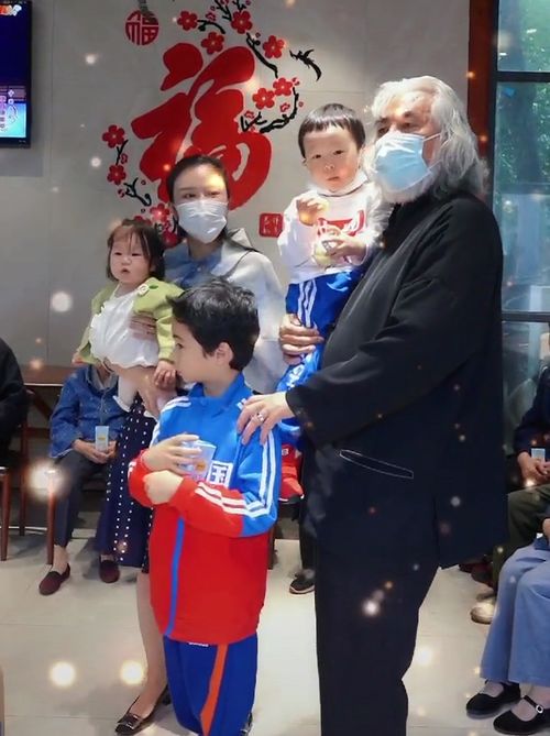 70岁张纪中携全家去敬老院慰问,满头银发精神抖擞,亲自给老人穿棉袄