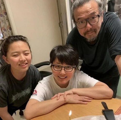 49岁张延复出演新剧,片场满脸笑容,当红时淡出与老公相爱18年