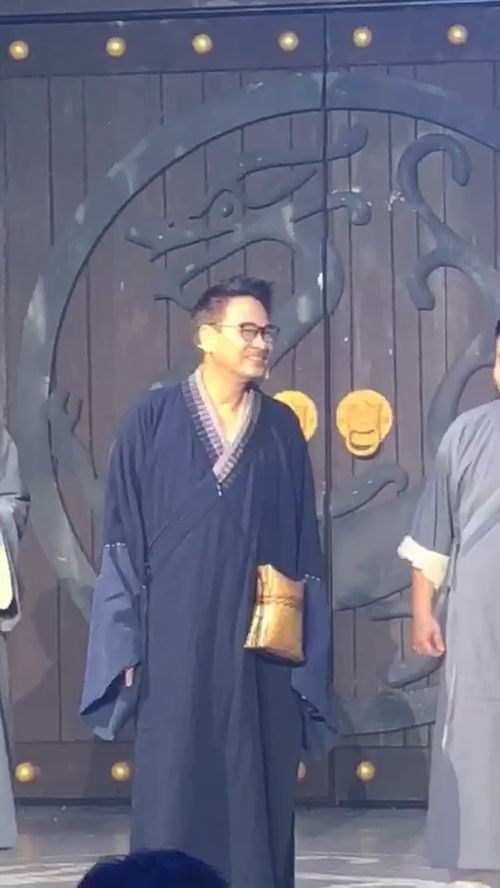 吴孟达嬉皮笑脸摇摇晃晃