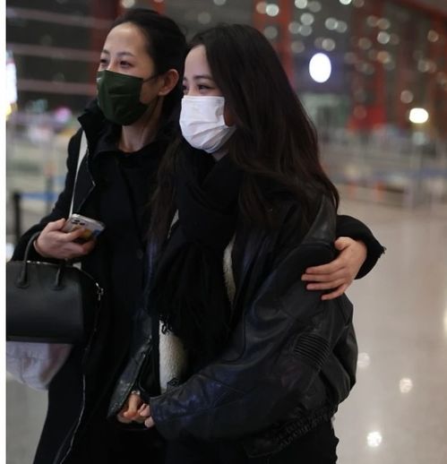 欧阳娜娜在工作人员的陪同下现身北京机场