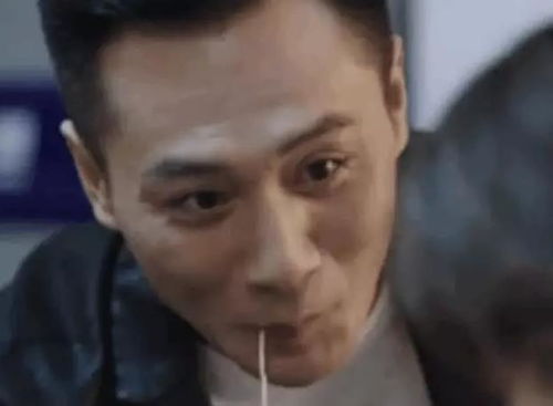 刘烨马伊琍的面条吻火了,可同是接吻,他俩的表情包火了30年
