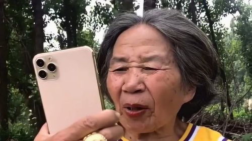 大妈太搞笑了,梦里竟然梦见泡帅哥,可惜梦还是醒了