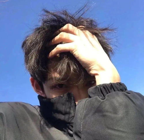 头像丨年纪轻轻不知道这世上除了爱还有名利世俗