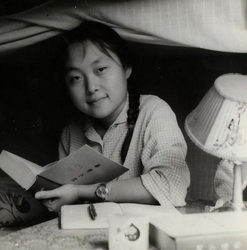 知青妹妹在我家住了6年,分别时送我一支钢笔,50年后在北京相聚