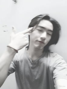 男人留长发扎辫子是两边剪短好看还是全留呢