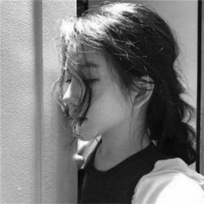 头像女生卡通伤感黑白