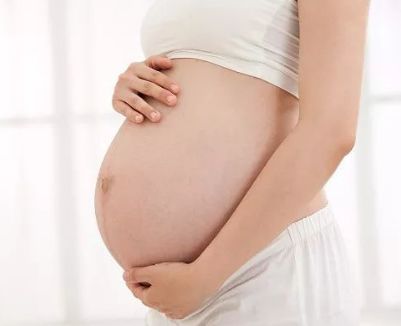 23岁孕妇怀孕40周生娃,母子险些丧命,只因这个女人都爱的东西