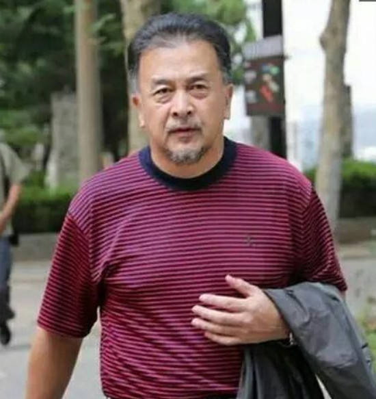 黄宏因女人和赵本山闹翻,上午免职下午就被带走,如今现状堪忧