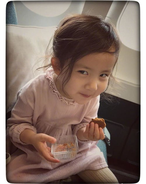 黄磊小女儿游泳之后领到糖,大赞教练每次都能看穿我的心