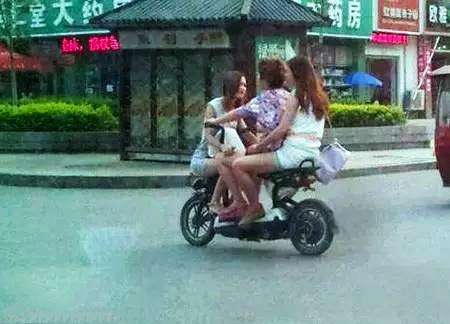 搞笑趣图我在这美女面前就是一个弟弟