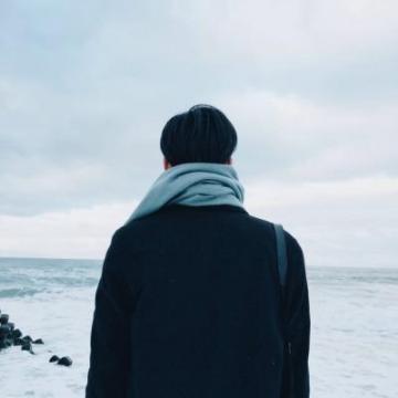 2019最火的男生背影头像帅气潮流别再冰冷的世界尽头抛弃我