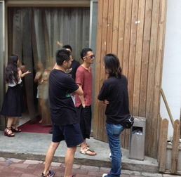 谢霆锋吸烟被围观打扮休闲被调侃偷王菲衣服