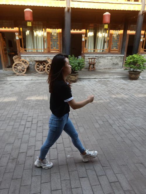 这张照片图片,这个女生你感觉她像不像女汉子