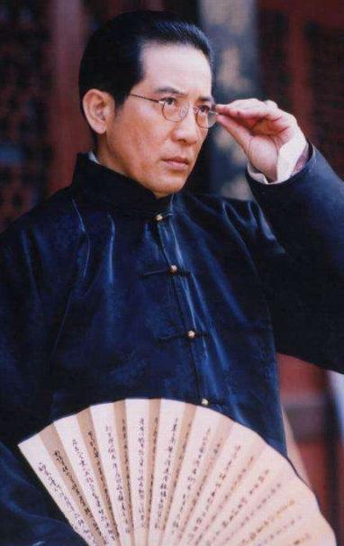 他曾是琼瑶的御用男主角,感情经历既可悲又可怜,这又能怪谁呢