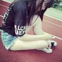 你有qq头像女生坐在地上盘腿交叉坐姿的吗