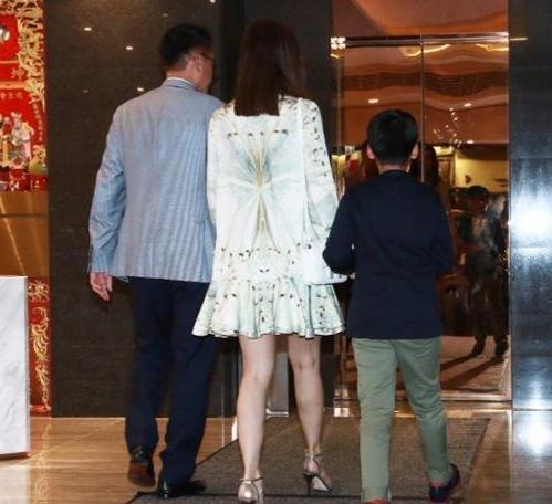 李嘉欣一家三口同框,穿娃娃裙站儿子老公中间,手牵手超宠溺