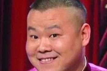 岳云鹏机场偶遇来接机的老婆,表情神了,网友不愧是相声演员