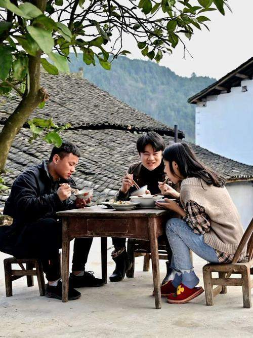 35岁返乡侄儿,捧红23岁小叔叔,念乡人周周背后有怎样的故事
