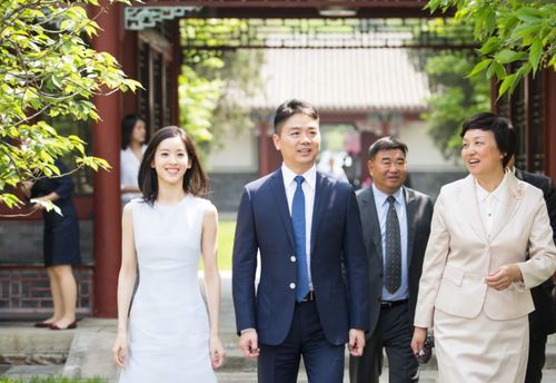 章泽天长沙爬山被偶遇,戴口罩墨镜背名牌包包,人群中格外惹眼
