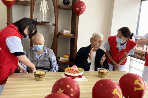 与党同龄,熠熠生辉两位百岁老党员在医院过生日,医护人员深情送祝福