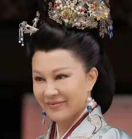 八位不服老的女明星刘晓庆六十岁演少女,潘迎紫七十岁穿公主裙