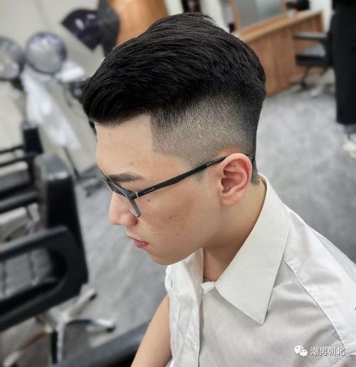 男人30岁后别留幼稚发型,剪这三款两边铲发型,干净利落又帅气